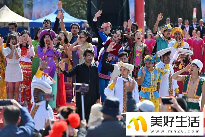 首屆“云南民歌大家唱”活動(dòng)啟幕 以民族歌舞為云南“上分”(圖2) 首屆“云南民歌大家唱”活動(dòng)啟幕 以民族歌舞為云南“上分”(圖2)